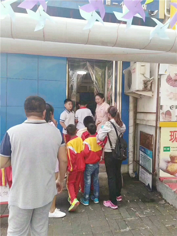 家長(zhǎng)帶著孩子進(jìn)店檢查視力，十分熱鬧