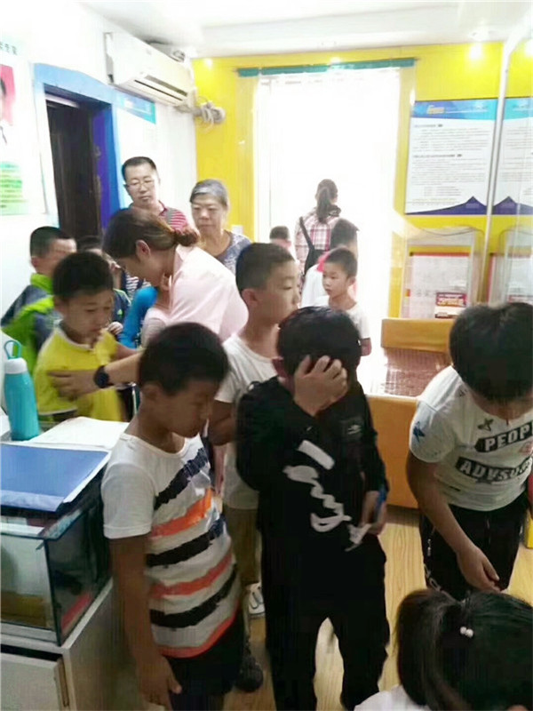 家長(zhǎng)帶著孩子進(jìn)店檢查視力，十分熱鬧