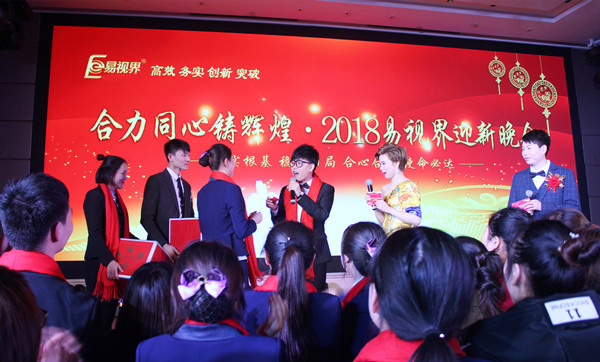 嘉文老師現(xiàn)場抽獎并為幸運(yùn)觀眾頒獎