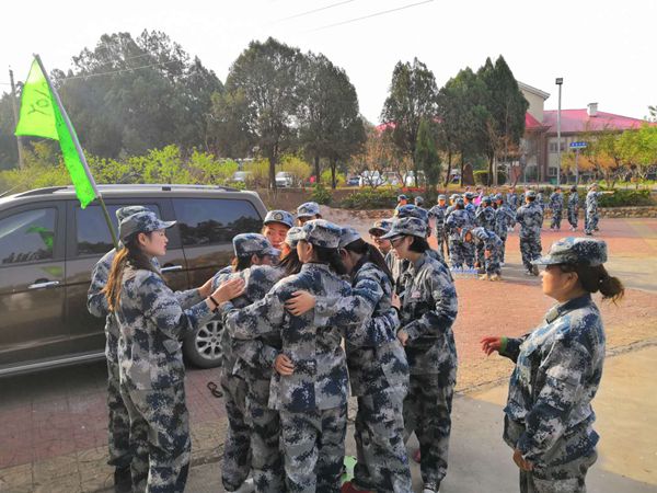 游戲環(huán)節(jié)中，大家齊心協(xié)作，群策群力