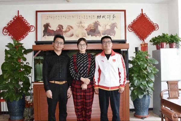 北京雙奧集團尤小龍總裁、中國著名戲歌雙棲明星、66國選美國際皇后王光姣與易視界陶總合影