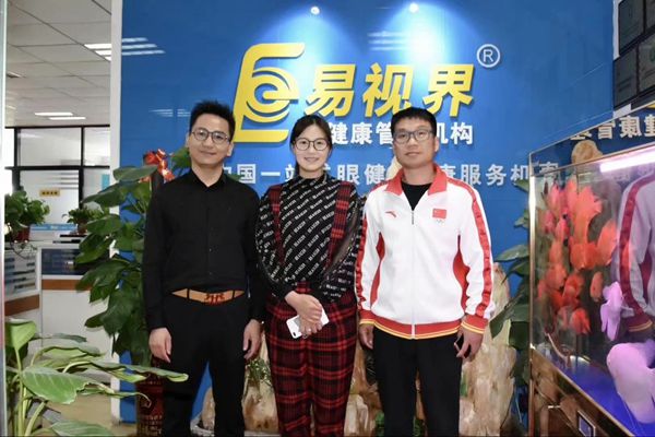 北京雙奧集團尤小龍總裁、中國著名戲歌雙棲明星、66國選美國際皇后王光姣與易視界陶總合影