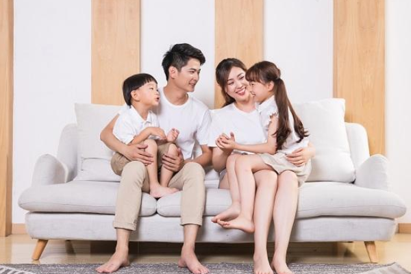 孩子要玩手機(jī)，爸媽?xiě)?yīng)該怎么辦