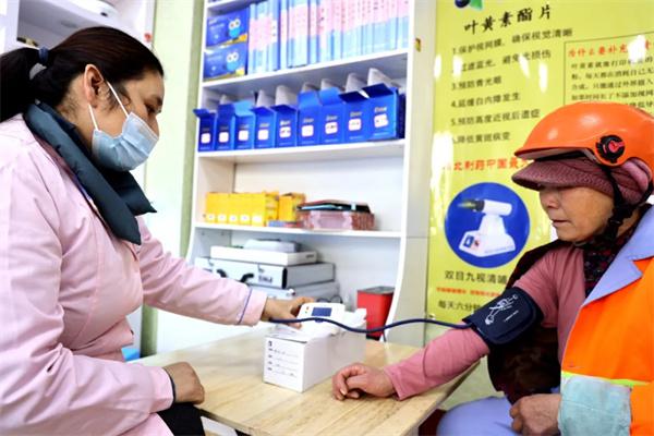 愛心聚焦！易視界300多副老花鏡暖了環(huán)衛(wèi)工人的心！