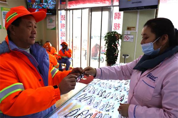愛心聚焦！易視界300多副老花鏡暖了環(huán)衛(wèi)工人的心！