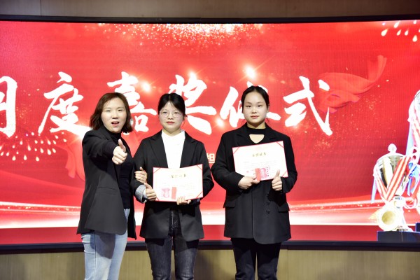 易視界3月表現(xiàn)優(yōu)秀的新人上臺領(lǐng)獎