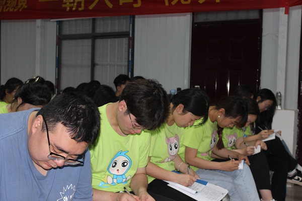 易視界精英認真學習技術(shù)中