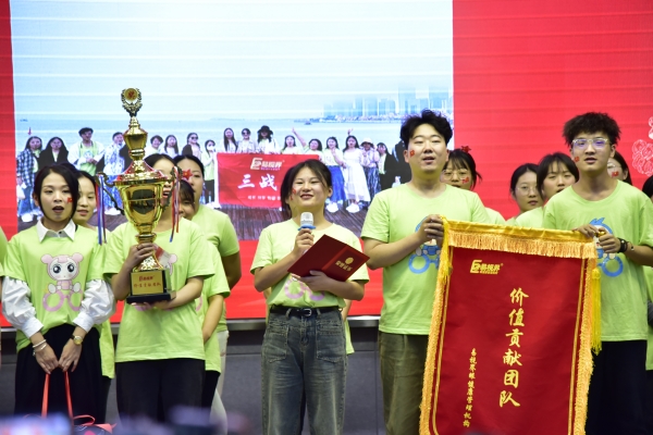 易視界九月價(jià)值貢獻(xiàn)戰(zhàn)區(qū)獲得者上臺領(lǐng)獎(jiǎng)