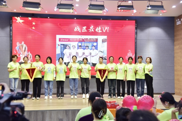 易視界九月優(yōu)秀VI形象獎(jiǎng)獲得者上臺領(lǐng)獎(jiǎng)