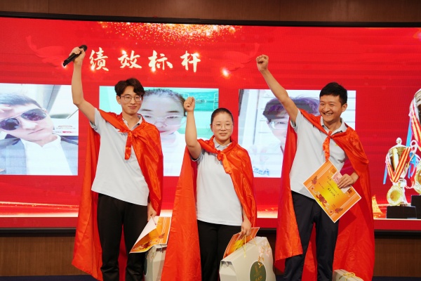 易視界2024年7月績效獎(jiǎng)獲得者上臺(tái)領(lǐng)獎(jiǎng)