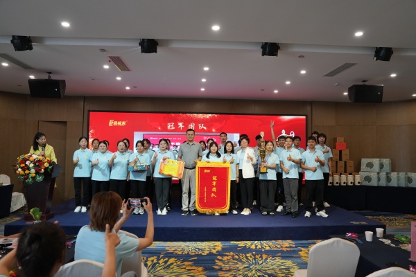 易視界2024年7月業(yè)績團(tuán)隊(duì)獲得者上臺(tái)領(lǐng)獎(jiǎng)