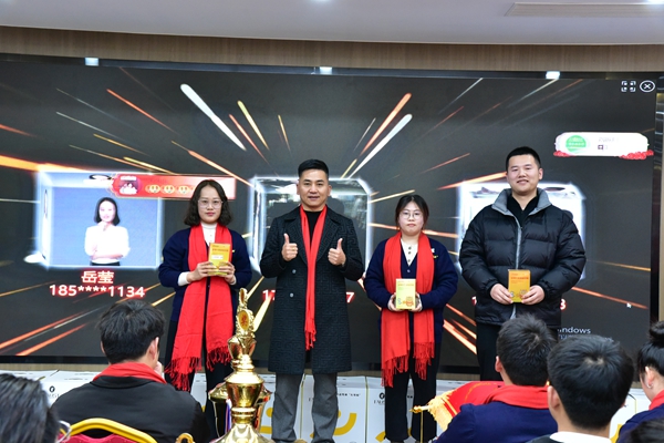 易視界現(xiàn)場抽獎(jiǎng)抽到三等獎(jiǎng)獎(jiǎng)項(xiàng)的幸運(yùn)伙伴上臺(tái)領(lǐng)獎(jiǎng)