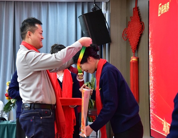 易視界月度績業(yè)績獎(jiǎng)獲得者上臺(tái)領(lǐng)獎(jiǎng)